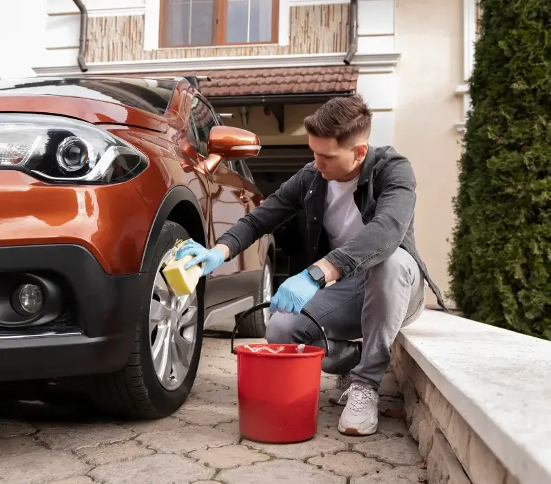 Lavage auto à domicile Ambérac : professionnel intervenant sur un véhicule